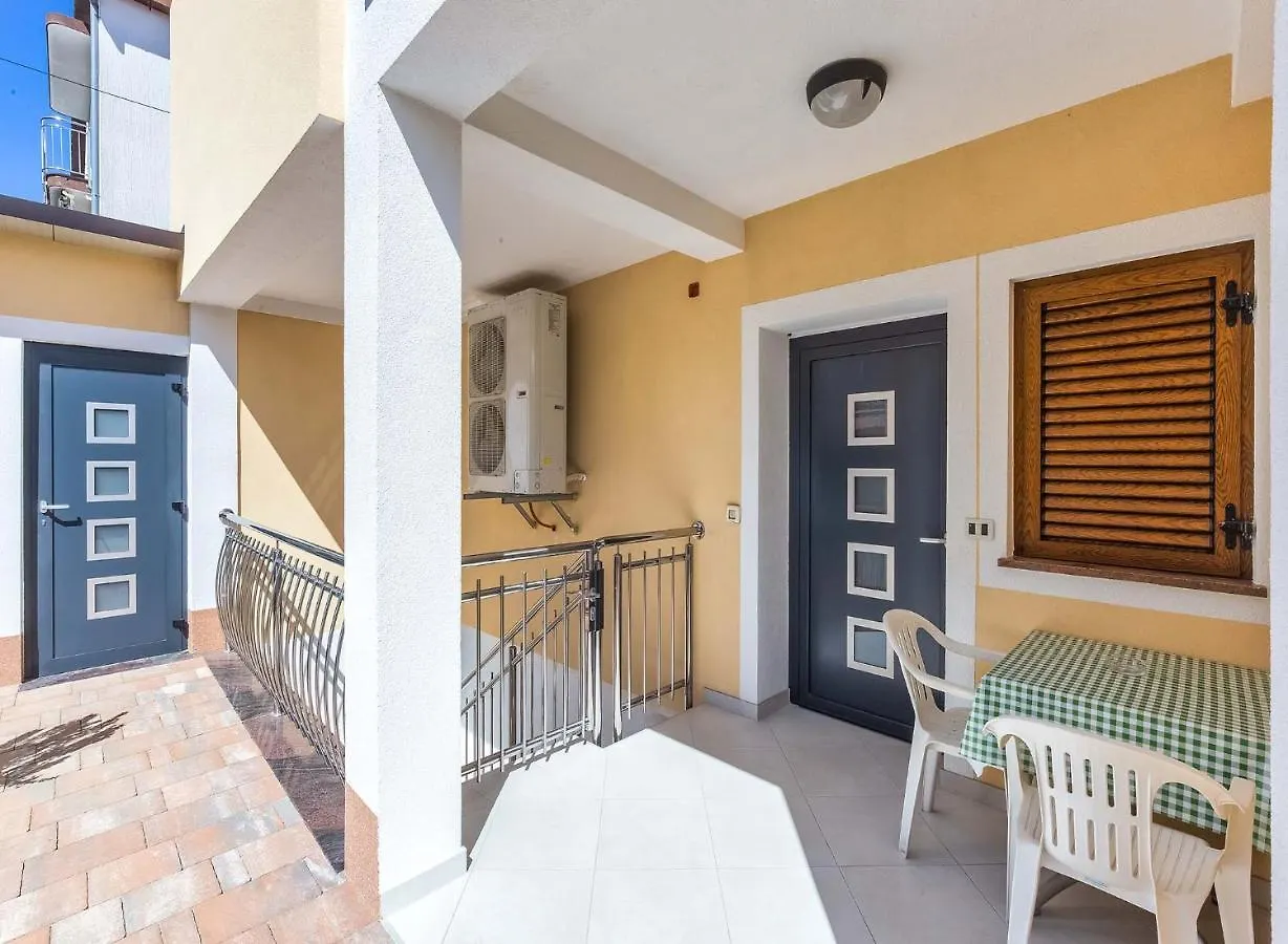 Rino Apartman Poreč 0*,